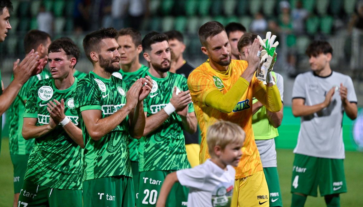 A Paks játékosai megköszönik a szurkolást a nézőknek a labdarúgó Konferencia Liga második selejtezőkörében játszott Paksi FC - NK Maribor mérkőzés után Pakson 2025. július 24-én. A Paks 1-0-ra győzött (Fotó: MTI/Vasvári Tamás)