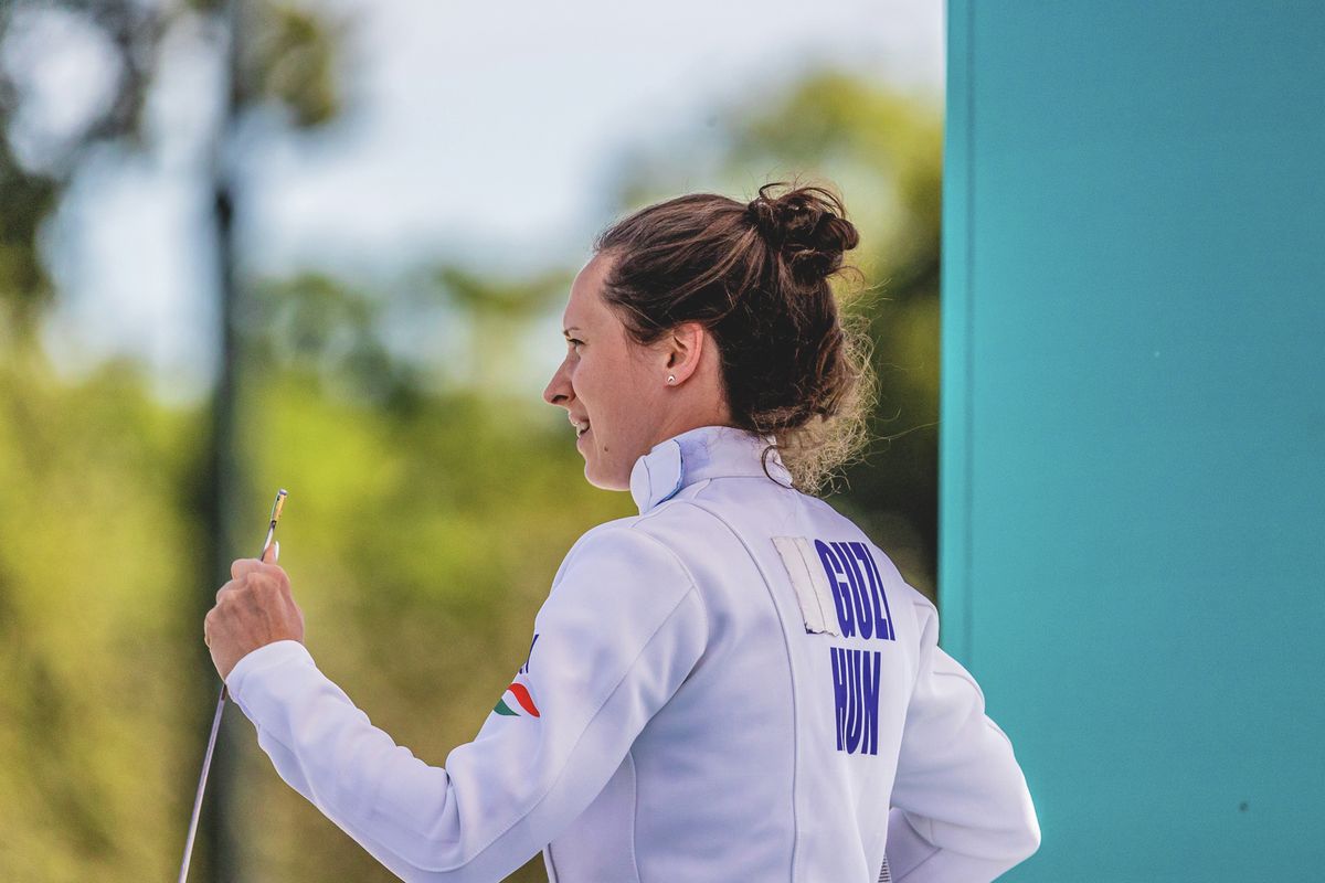 Guzi Blanka a párizsi olimpia öttusaversenyén, vívófelszerelésben