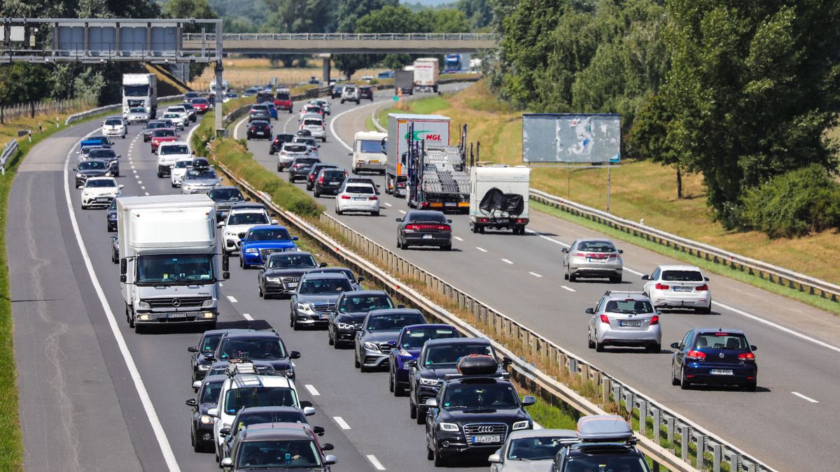 Szinte minden autópályán torlódik a forgalom, mutatjuk a pontos helyszíneket