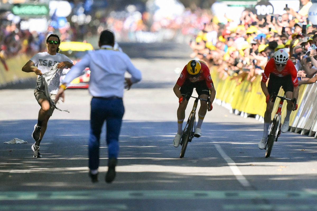 Az Uno-X Mobility első Tour de France-szakaszgyőzelmét a célegyenesben szaladó tüntető sem akadályozta meg, Pogacar és Vingegaard között nem változott a különbség