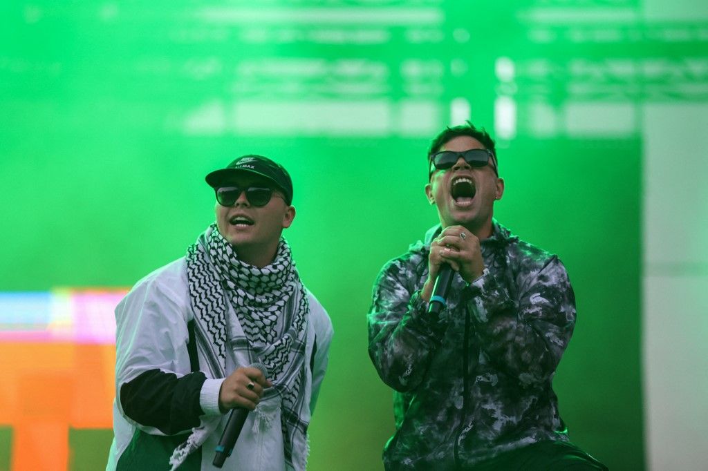 Magyarország kitiltotta az ír Kneecap rapformációt (Fotó: ARIS OIKONOMOU / Hans Lucas)