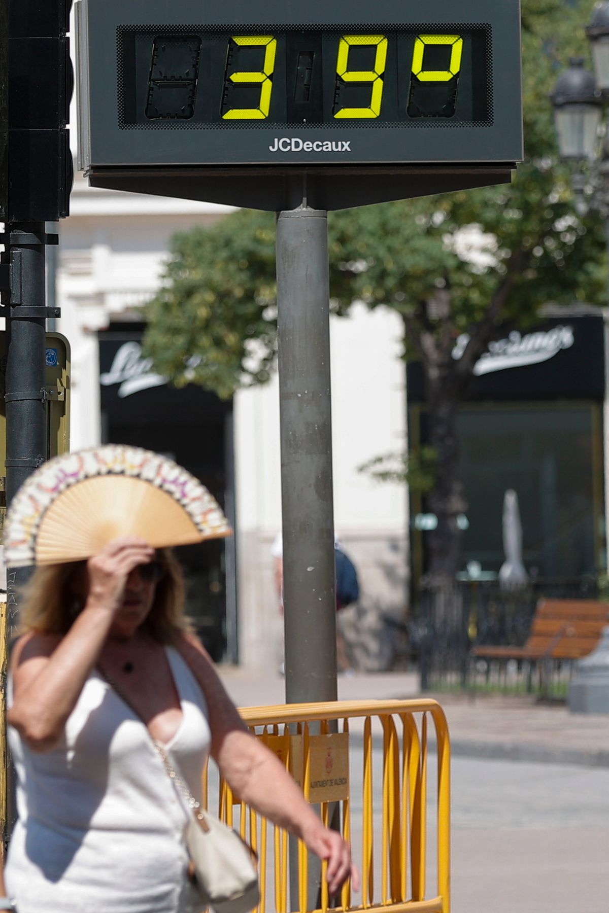 Valencia, 2025. július 2.
Arcát legyezővel árnyékoló járókelő egy 39 Celsius-fokot mutató utcai hőmérőnél Valenciában 2025. július 2-án, amikor a helyi meteorológiai előrejelzések szerint a napi csúcshőmérséklet elérheti a 43 fokot Spanyolország egyes részein.
MTI/EPA/EFE/Manuel Bruque