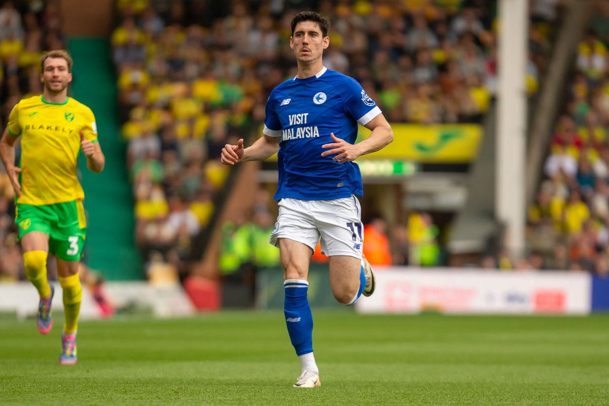 Callum O'Dowda a Cardiff kék mezét az FTC zöld-fehér szerelésére cserélte