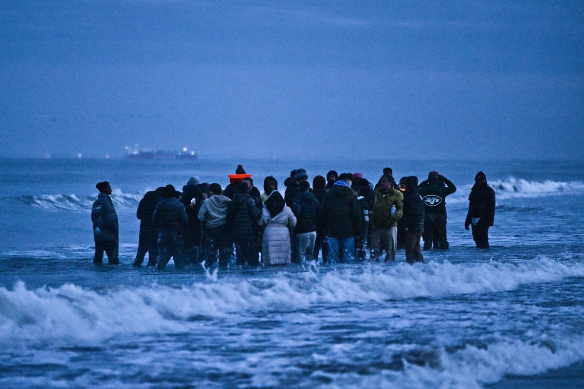Az illegálisan érkező migránsok közül sokan egyszerűen kaszinózásra költik a segélyt