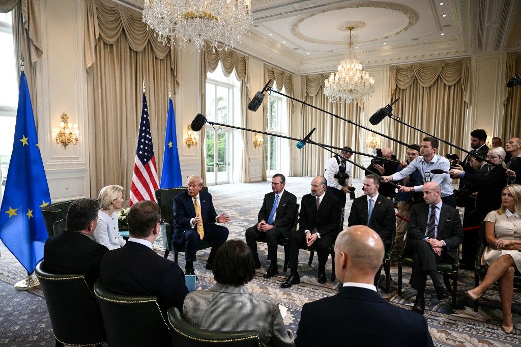 US President Donald Trump (C-R) and European Commission President Ursula von der Leyen (C-L) speak during a meeting, in Turnberry south west Scotland, on July 27, 2025, on the third day of his visit to the country, since his second tenure as President began. Trump has said he sees a 50-50 chance of reaching a deal with the European Union, having vowed to hit dozens of countries with punitive tariffs unless they hammer out a pact with Washington by August 1, 2025. (Photo by Brendan SMIALOWSKI / AFP)