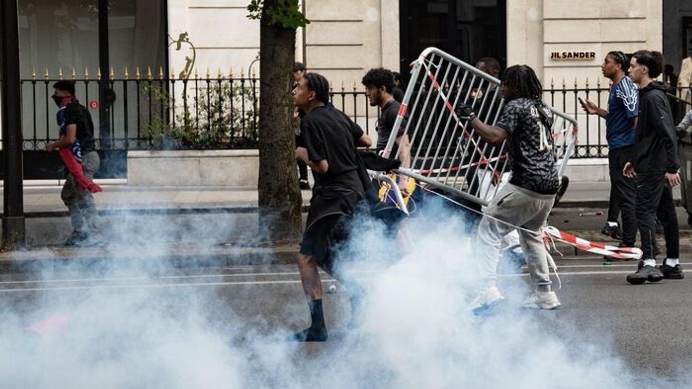 According to Fidesz, the Paris riots once again showed where mass migration is leading Europe (Photo: AFP)