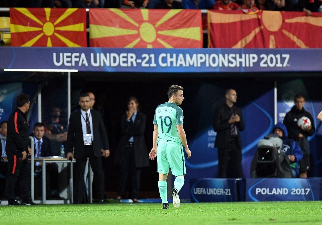 Diogo Jota, portugál válogatott, U21, Portugália, Portugal's forward Diogo Jota leaves the pitch as he was sent off with a red card during the UEFA U-21 European Championship Group B football match FYR Macedonia vs Portugal in Gdynia, Poland on June 23, 2017. (Photo by Maciej GILLERT / AFP)