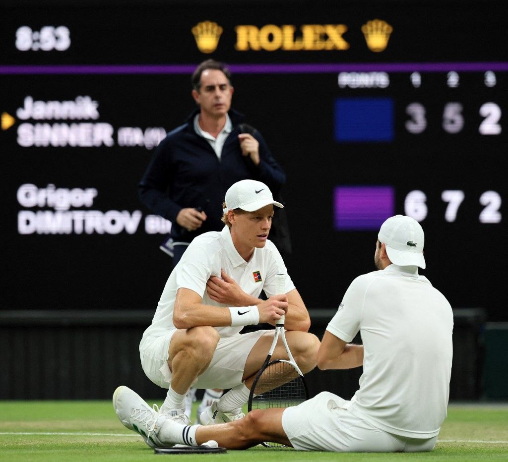 Jannik Sinner vigasztalja Grigor Dimitrovot a sérülés, a kényszerű wimbledoni búcsú után