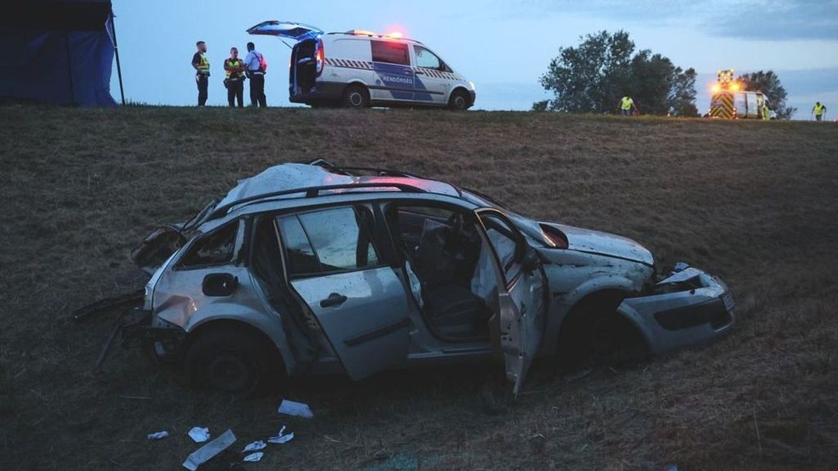 Halálos baleset az M3-ason: a román kisbusz letarolta a magyar család autóját.