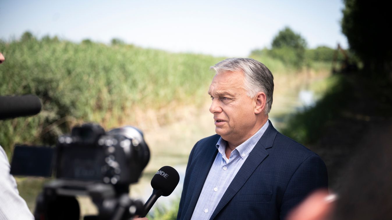 A Miniszterelnöki Kommunikációs Főosztály által közreadott képen Orbán Viktor miniszterelnök nyilatkozik a sajtónak Dunapatajon, ahol aszályvédelmi helyszíni szemlét tartott 2025. július 3-án (Fotó: MTI/Miniszterelnöki Kommunikációs Főosztály/Benko Vivien