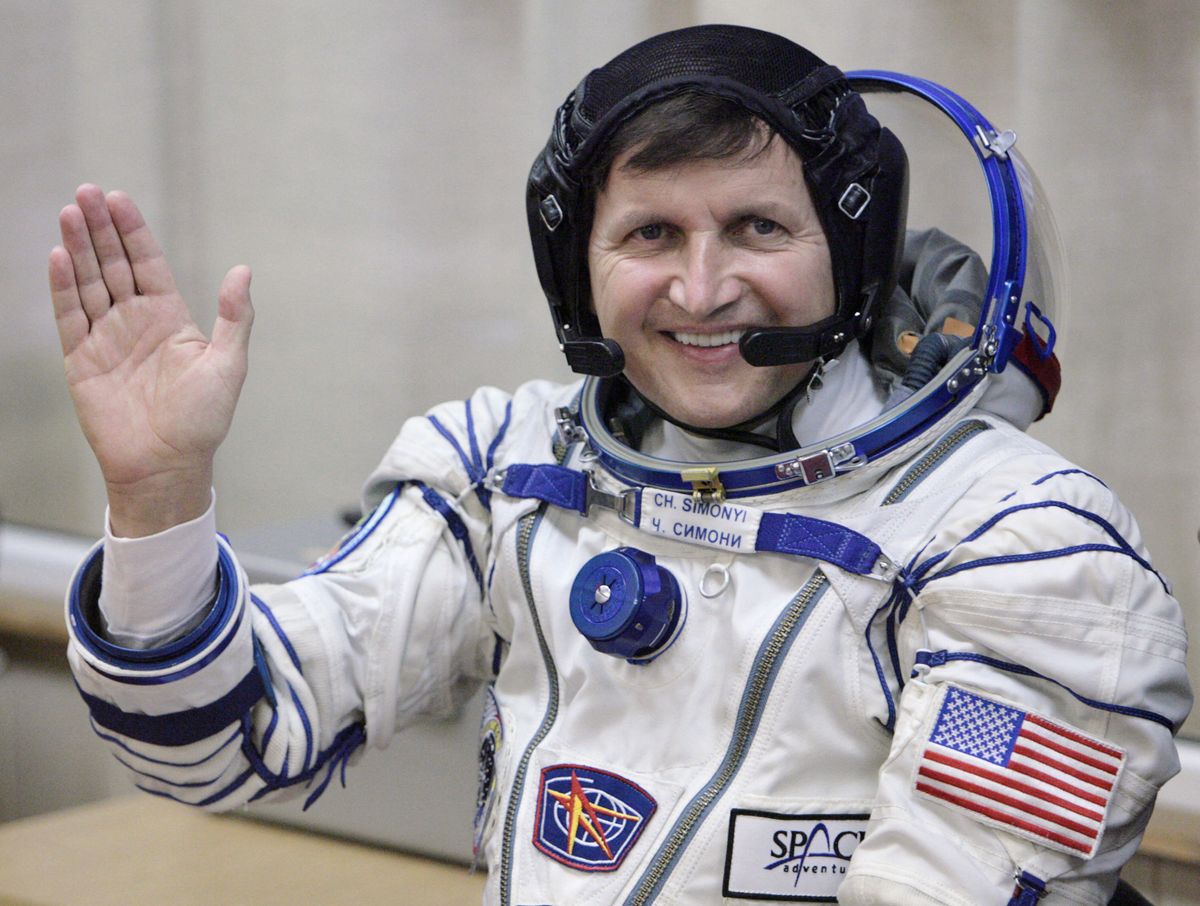 Lugas
US software architect and space tourist Charles Simonyi waves after putting on a space suit and boarding a spacecraft at the Russian-leased Baikonur cosmodrome in Kazakhstan on March 26, 2009. Simonyi is set to blast off for the International Space Station (ISS) aboard a Soyuz TMA-14 rocket from the Baikonur cosmodrome with US astronaut Mike Barrett and Russian cosmonaut Gennady Padalka on March 26. AFP PHOTO / NATALIA KOLESNIKOVA (Photo by NATALIA KOLESNIKOVA / AFP)