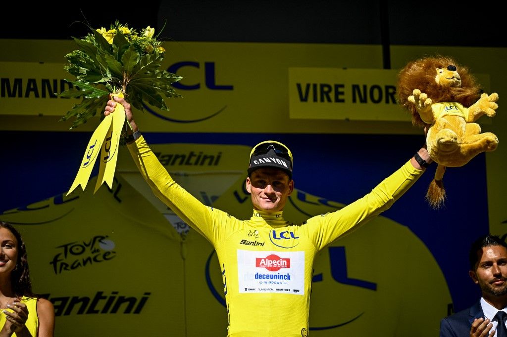 Tadej Pogacar, Tour de France, kerékpár, Mathieu van der Poel of Alpecin-Deceuninck celebrates on the podium in the yellow jersey of leader in the overall ranking after stage six of the 2025 Tour de France cycling, from Bayeux to Vire Normandie (201 km), on Thursday 10 July 2025 in France. The 112th edition of the Tour de France starts on Saturday 5 July in Lille, France, and will finish in Paris, France on the 27th of July. BELGA PHOTO JASPER JACOBS (Photo by JASPER JACOBS / BELGA MAG / Belga via AFP)