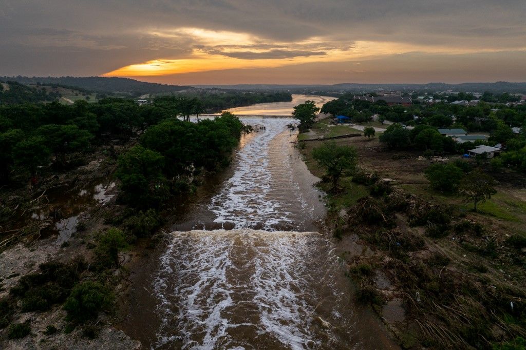 KERRVILLE, TEXAS - JULY 06: In an aerial view, the sun sets over the Guadalupe River on July 06, 2025 in Kerrville, Texas. Heavy rainfall caused severe flooding along the Guadalupe River in central Texas, leaving more than 80 people reported dead.   Brandon Bell/Getty Images/AFP (Photo by Brandon Bell / GETTY IMAGES NORTH AMERICA / Getty Images via AFP)