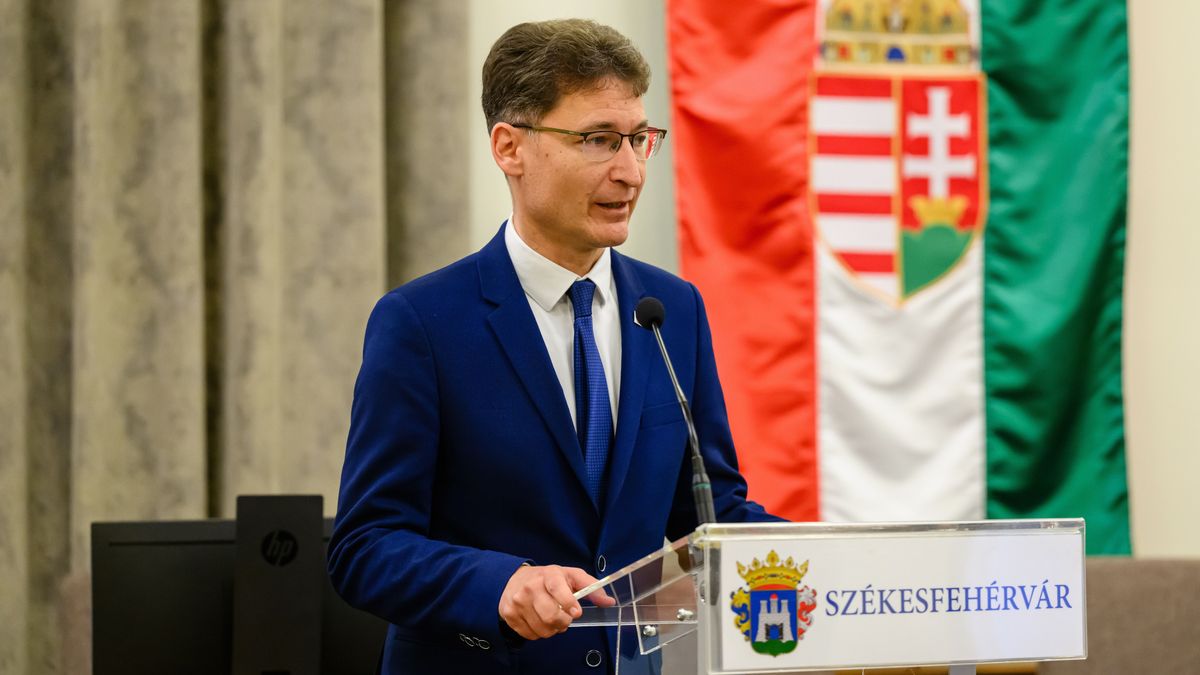 Székesfehérvár, 2024. november 28.
Cser-Palkovics András polgármester beszédet mond a fiatalok közéleti részvételének fejlesztését célzó program záró konferenciáján a székesfehérvári városháza dísztermében 2024. november 28-án. A Nemzeti Ifjúsági Tanács - Promoting and Improving Existing Methods of Youth Participation - (PRIME) projektje, az Erasmus+ támogatásával, célul tűzte ki a fiatalok közéleti részvételének fejlesztését Magyarországon, Szlovákiában és Romániában.
MTI/Vasvári Tamás