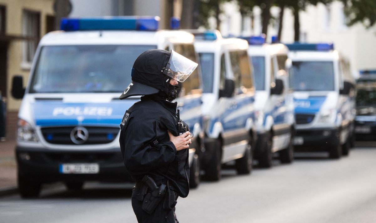 Hollandiai muszlim imámot függesztettek fel izraeli látogatása miatt, miközben Németországban a rendőrség razziázik a vélemények miatt.