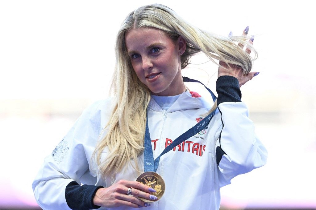 Keely Hodgkinson, atlétika, 800 méter, olimpiai bajnok, Gyémánt Liga, futó, aranyérem, Gold medallist Britain's Keely Hodgkinson celebrates on the podium after competing in women's 800m final of the athletics event during the Paris 2024 Olympic Games at Stade de France in Saint-Denis, north of Paris, on August 6, 2024. (Photo by Kirill KUDRYAVTSEV / AFP)