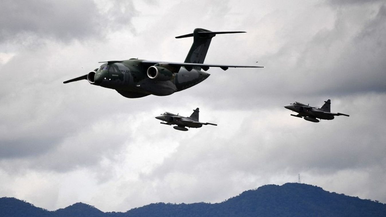 Gripen vadászgépek kísérnek egy teherszállító repülőt