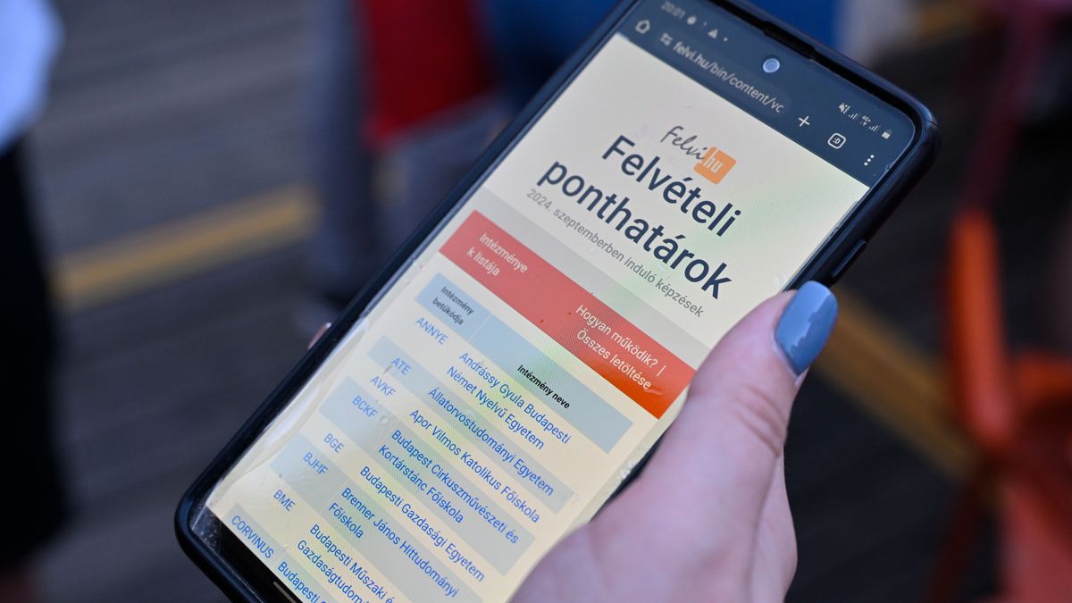 Budapest, 2024. július 24.
Egy fiatal a ponthatárokat nézi telefonján a Kulturális és Innovációs Minisztérium, az Oktatási Hivatal és a HÖOK Közhasznú Nonprofit Kft. közös szervezésében megrendezett Pont Ott Parti felvételi eredményváró rendezvényen a Budapest Parkban 2024. július 24-én. Immár második éve több mint 90 ezren jutottak be a megújult, versenyképes magyar felsőoktatásba! – közölte a Kulturális és Innovációs Minisztérium a felsőoktatási ponthatárok esti kihirdetése után.
MTI/Lakatos Péter