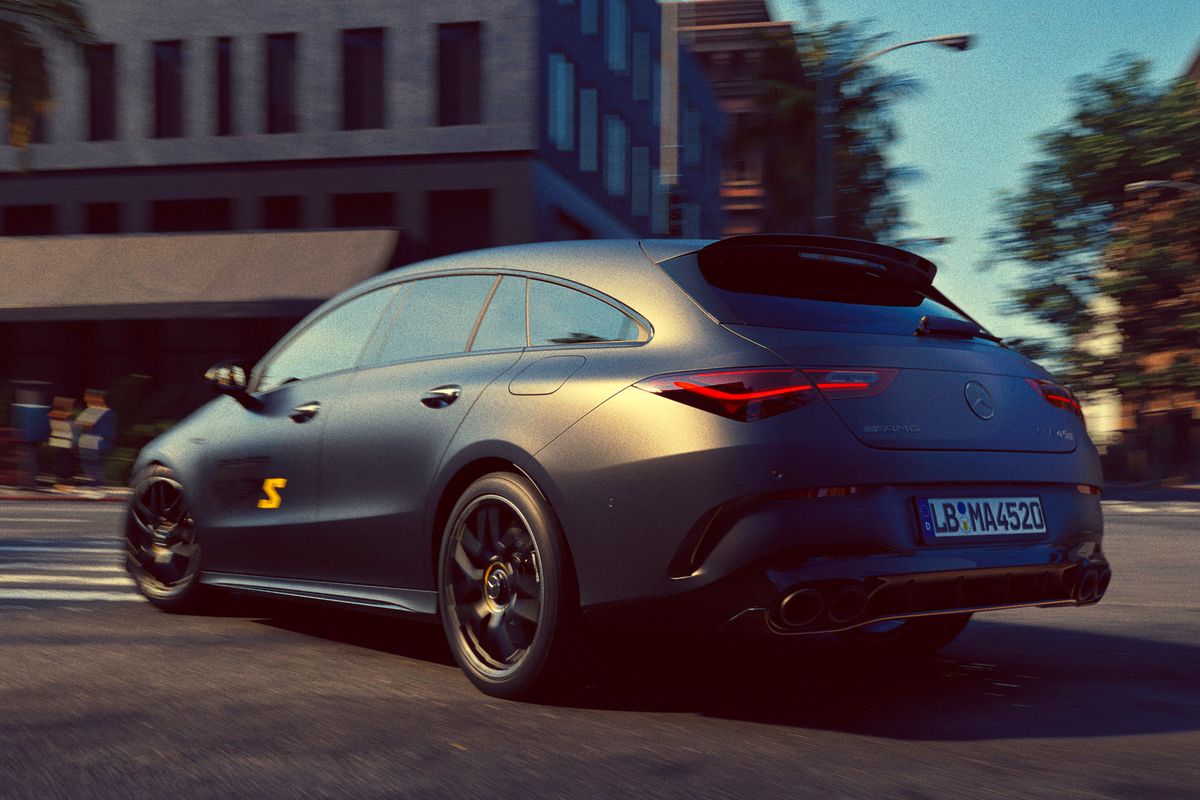 Der Mercedes-AMG CLA 45 S 4MATIC+ bietet als viertüriges Coupé (Energieverbrauch kombiniert: 9,0-8,9 l/100 km | CO₂-Emissionen kombiniert: 205-201 g/km | CO₂-Klasse: G[1]) und als Shooting Brake (Energieverbrauch kombiniert: 9,2‒9,1 l/100 km | CO₂-Emissionen kombiniert: 209‒206 g/km | CO₂-Klasse: G1) Fahrspaß auf höchstem Niveau. Jetzt bietet die „Final Edition“ eine noch exklusivere Ausstattung mit zahlreichen editionsspezifischen Details.;Energieverbrauch kombiniert: 9,0-8,9 l/100 km | CO₂-Emissionen kombiniert: 205-201 g/km | CO₂-Klasse: G)* und als Shooting Brake (Energieverbrauch kombiniert: 9,2‒9,1 l/100 km | CO₂-Emissionen kombiniert: 209‒206 g/km | CO₂-Klasse: G)*

The Mercedes-AMG CLA 45 S 4MATIC+ four-door coupé (combined energy consumption: 9.0-8.9 l/100 km | Combined CO₂ emissions: 205-201 g/km| CO₂ class: G[2] ) and Shooting Brake (combined energy consumption: 9.2-9.1 l/100 km | combined CO₂ emissions: 209-206 g/km | CO₂ class: G1) offer driving pleasure at the highest level. The “Final Edition” now offers even more exclusive equipment with numerous edition-specific details.;Combined energy consumption: 9.0-8.9 l/100 km | Combined CO₂ emissions: 205-201 g/km| CO₂ class: G) and Shooting Brake (combined energy consumption: 9.2-9.1 l/100 km | combined CO₂ emissions: 209-206 g/km | CO₂ class: G)*