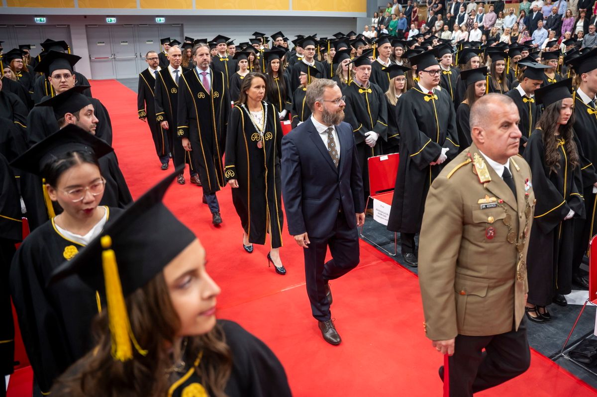 Budapest, 2025. július 11.
Orbán Balázs, a miniszterelnök politikai igazgatója (j2), Kovács László, a Nemzeti Közszolgálati Egyetem (NKE) tudományos rektorhelyettese (j) és Varga Réka, a Nemzeti Közszolgálati Egyetem Államtudományi és Nemzetközi Tanulmányok Kar dékánja (j3) érkezik a kar oklevélátadó és doktoravató ünnepségére a budapesti Ludovika Arénában 2025. július 11-én.
MTI/Balogh Zoltán