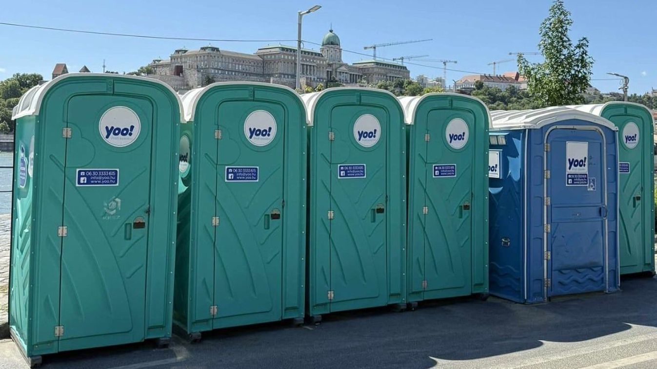 A pesti alsó rakpartra kihelyezett mobiltoalettek (Forrás: Facebook)