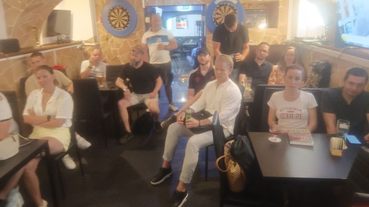 A teremben több tucat magyar Manchester United-szurkoló jelent meg a könyvbemutatón.