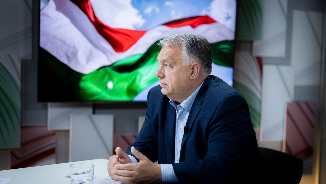 A Miniszterelnöki Kommunikációs Főosztály által közreadott képen Orbán Viktor miniszterelnök interjút ad a Kossuth rádió Jó reggelt, Magyarország! című műsorában a közmédia brüsszeli stúdiójában 2025. június 27-én (Fotó: MTI/Miniszterelnöki Kommunikációs 