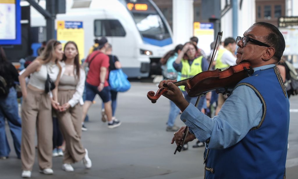 Muzsikáló Magyarország - cigányzene szórakoztatja az utazókat