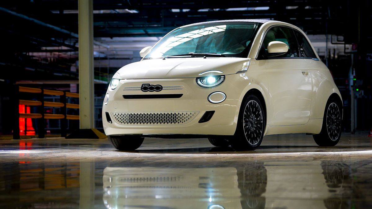 Közkívánatra benzinmotort kap az eddig villanyautóként kínált Fiat 500