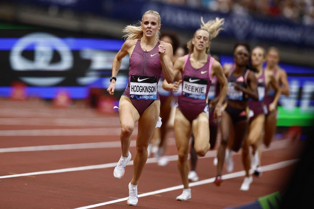 Keely Hodgkinson, atlétika, 800 méter, olimpiai bajnok, Gyémánt Liga, futó, Britain's Keely Hodgkinson leads the Women's 800m event during the IAAF Diamond League athletics meeting at the London stadium in London on July 20, 2024. (Photo by BENJAMIN CREMEL / AFP)