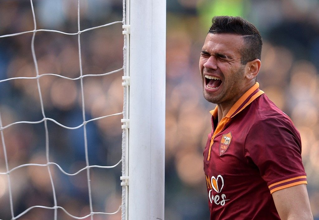 AS Roma's Brazilian defender Leandro Castan reacts after missing a goal during the Italian Serie A football match between AS Roma and Fiorentina on December 8, 2013 at the Olympic stadium in Rome.  AFP PHOTO / GABRIEL BOUYS (Photo by GABRIEL BOUYS / AFP)