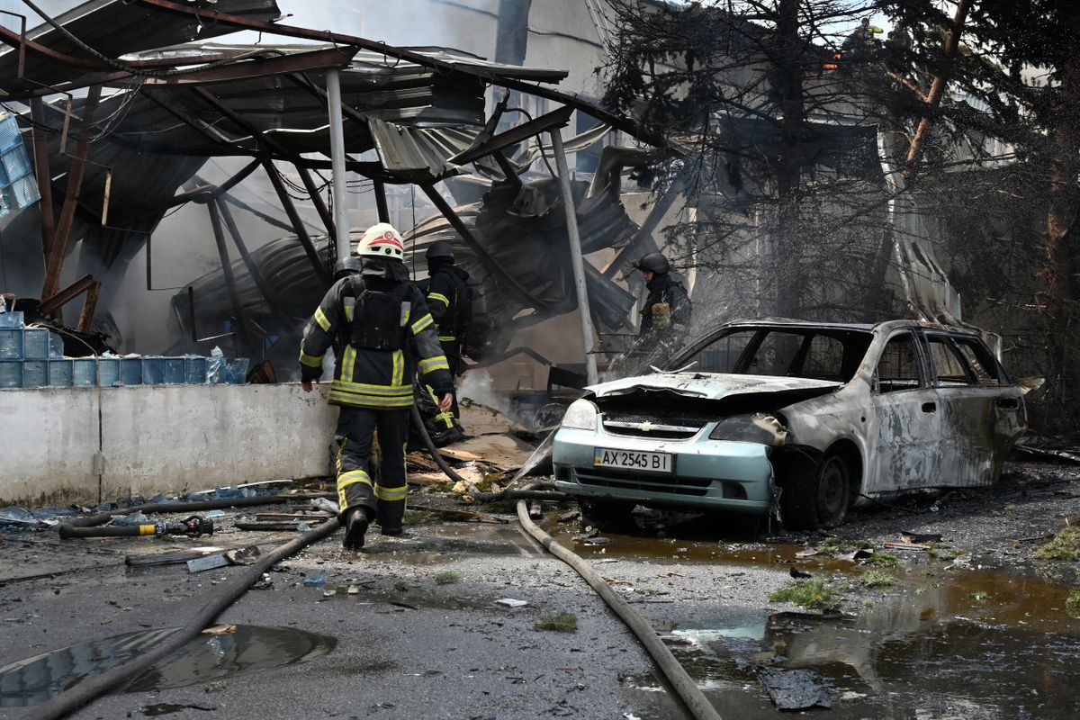 Oroszország irányított légibombákkal mért csapás csütörtökön nap közben Ukrajna második legnagyobb városára