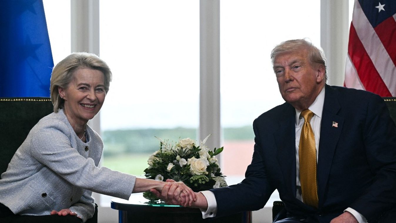 Donald Trump amerikai elnök (jobbra) kezet fog Ursula von der Leyen európai bizottsági elnökkel (Fotó: AFP)