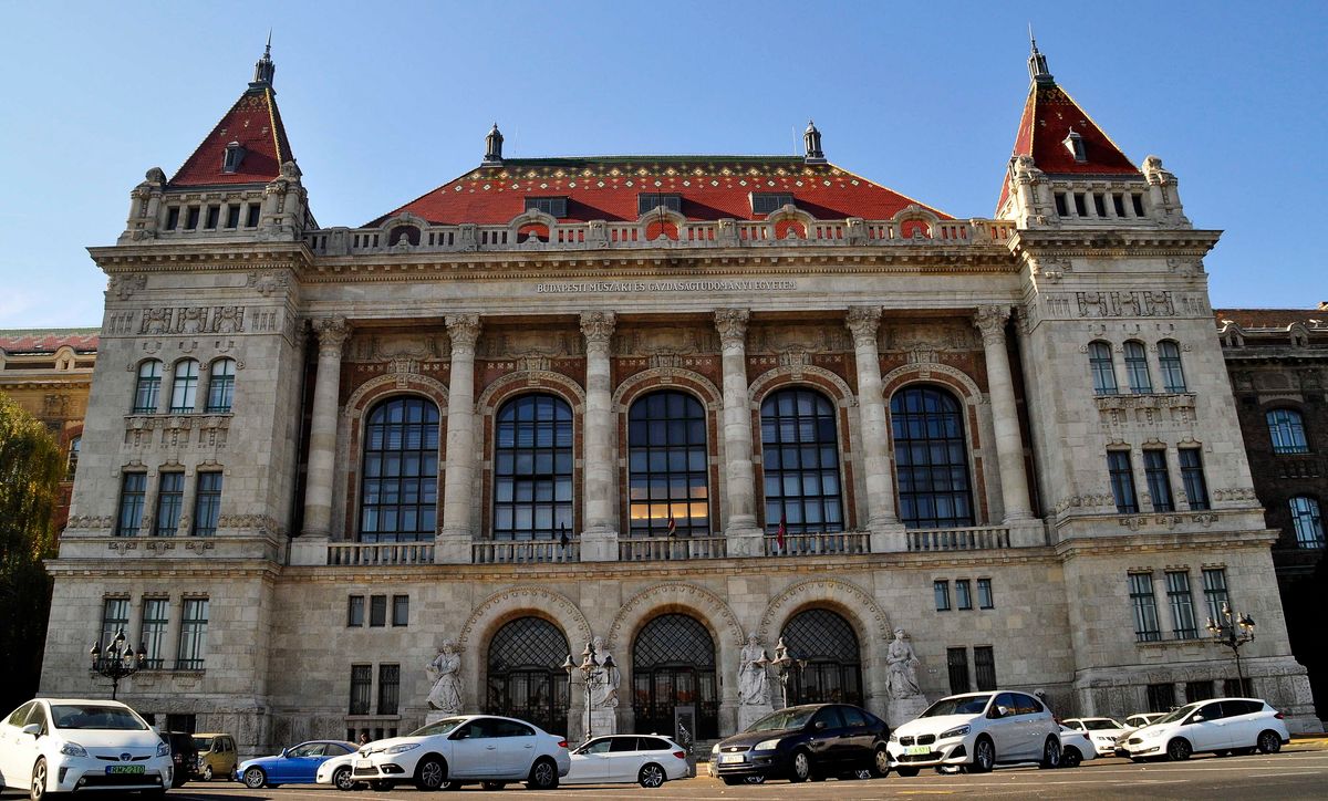 Budapest, 2022. október 17.
A Budapesti Műszaki és Gazdaságtudományi Egyetem, a BME központi K épülete, a Műegyetem rakparton. Első elődintézményét, az Institutum Geometrico-Hydrotechnicum-ot 1782. augusztus 30-án alapították meg, s ez volt Európában az első polgári mérnökképző intézet. Az 1871/72-es tanévben megalakult Királyi József Műegyetem volt a világon az első műszaki felsőoktatási intézmény, amely a nevében az egyetem szót viselte. Neve 2000. január 1-jétől Budapesti Műszaki és Gazdaságtudományi Egyetem. Az intézmény az alapításának 240. évfordulója alkalmából Látogatóközpontot létesített, ahol megtekinthetők a BME-hez kapcsolódó kutatási eredmények, érdekességek és egyetemtörténeti mérföldkövek.
MTVA/Bizományosi: Balaton József
***************************
Kedves Felhasználó!
Ez a fotó nem a Duna Médiaszolgáltató Zrt./MTI által készített és kiadott fényképfelvétel, így harmadik személy által támasztott bárminemű – különösen szerzői jogi, szomszédos jogi és személyiségi jogi – igényért a fotó szerzője/jogutódja közvetlenül maga áll helyt, az MTVA felelőssége e körben kizárt.