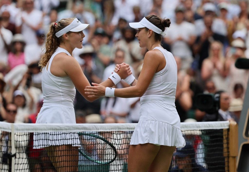 Belinda Bencic (jobbra) fogadja Mirra Andrejeva gratulációt. A svájci játékos édesanyaként érte el pályafutása legjobb eredményét Wimbledonban