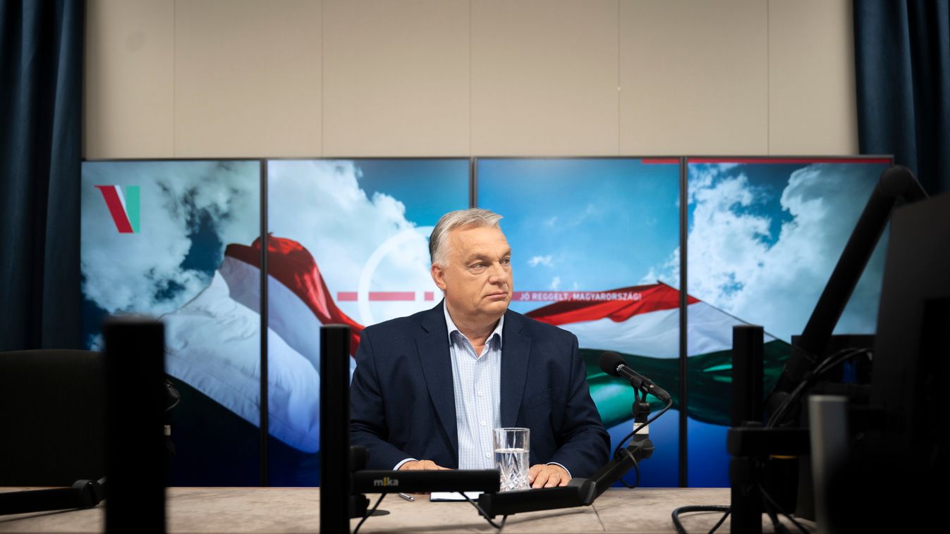  A Miniszterelnöki Kommunikációs Főosztály által közreadott képen Orbán Viktor miniszterelnök interjút ad a Jó reggelt, Magyarország! című műsorban a Kossuth rádió stúdiójában 2025. július 4-én (Fotó: MTI/Miniszterelnöki Kommunikációs Főosztály/Benko Vivi