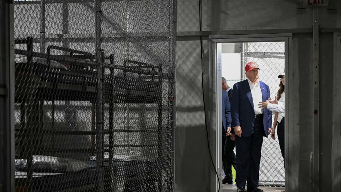 Donald Trump amerikai elnök körbejárja az „Alligátor Alcatraz” néven emlegetett migránsokat fogva tartó központot (Fotó: AFP)