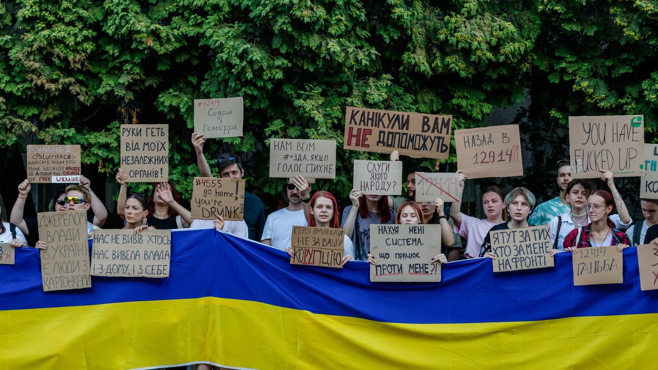 A Nemzeti Korrupcióellenes Nyomozóhivatal (NABU) és a Korrupcióellenes Különleges Ügyészség (SZAP) függetlenségét korlátozó törvény ellen tartott, annak eltörlését követelő demonstráció résztvevői az ungvári polgármesteri hivatal előtti Posta téren 2025. 