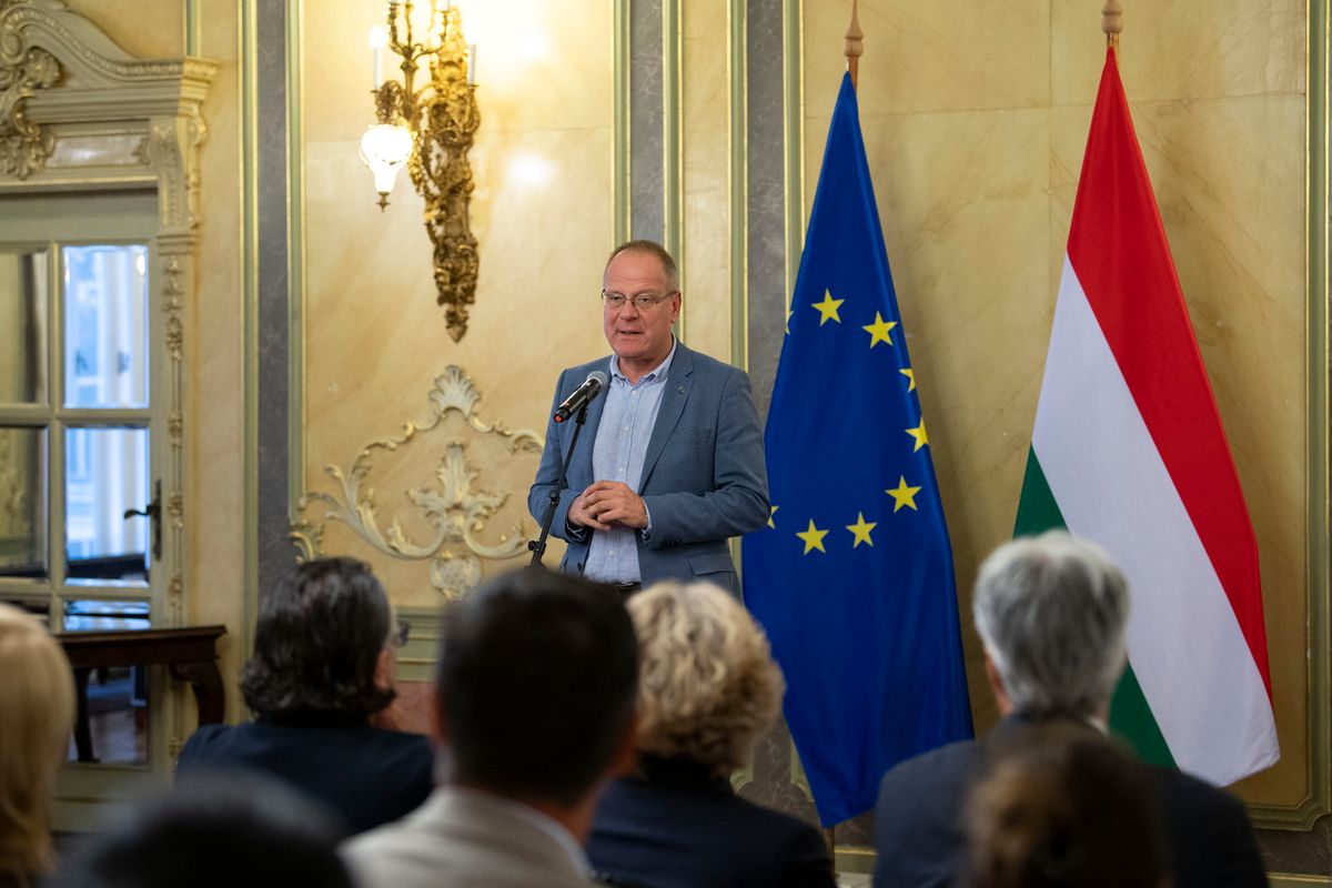 Budapest, 2025. július 8.
Navracsics Tibor közigazgatási és területfejlesztési miniszter beszédet mond az önkormányzatok vis maior támogatásáról szóló oklevelek átadásán a Közigazgatási és Területfejlesztési Minisztériumban 2025. július 8-án.
MTI/Bodnár Boglárka