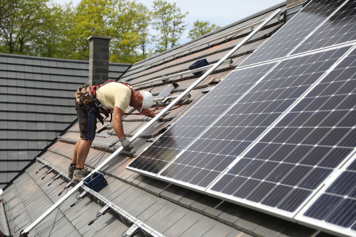 napenergia, 20200507 NyúlNapelem – körkép, Képen: napelem telepítés a Cseri pincészetnél Mándi Zoltán napelem telepítő Fotó: Nagy Gábor NG Kisalföld
