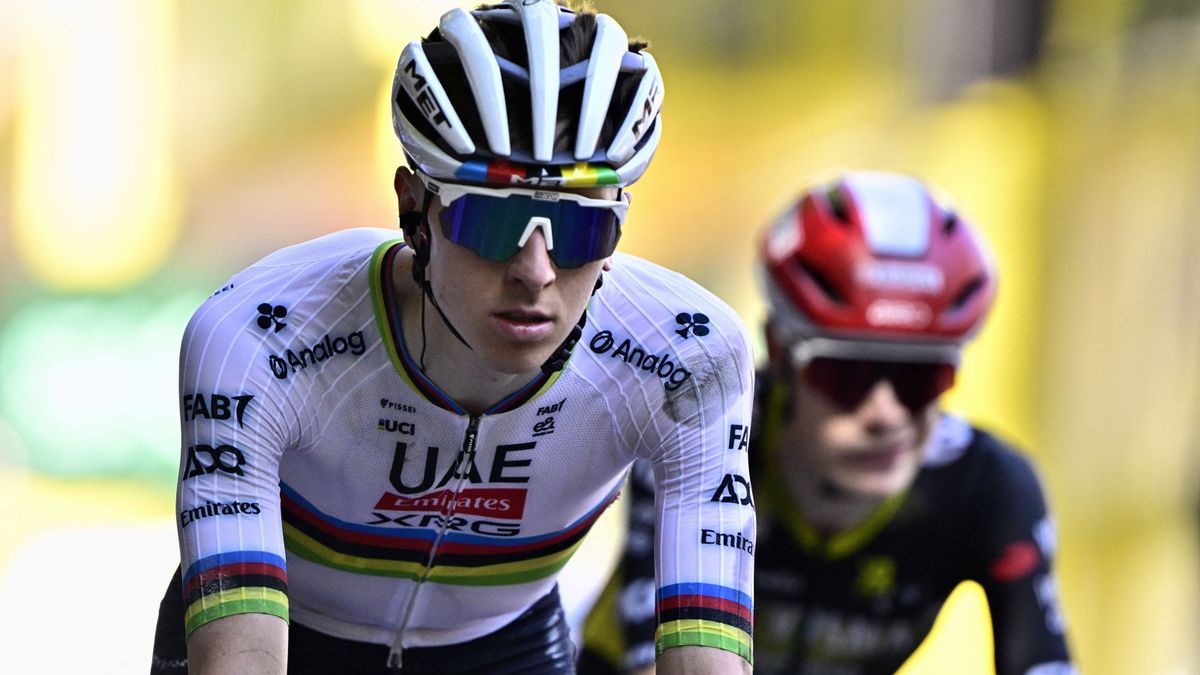 Pogacar óriásit esett, a tüntetőt a korlátnak lökték a Tour de France-on + videó