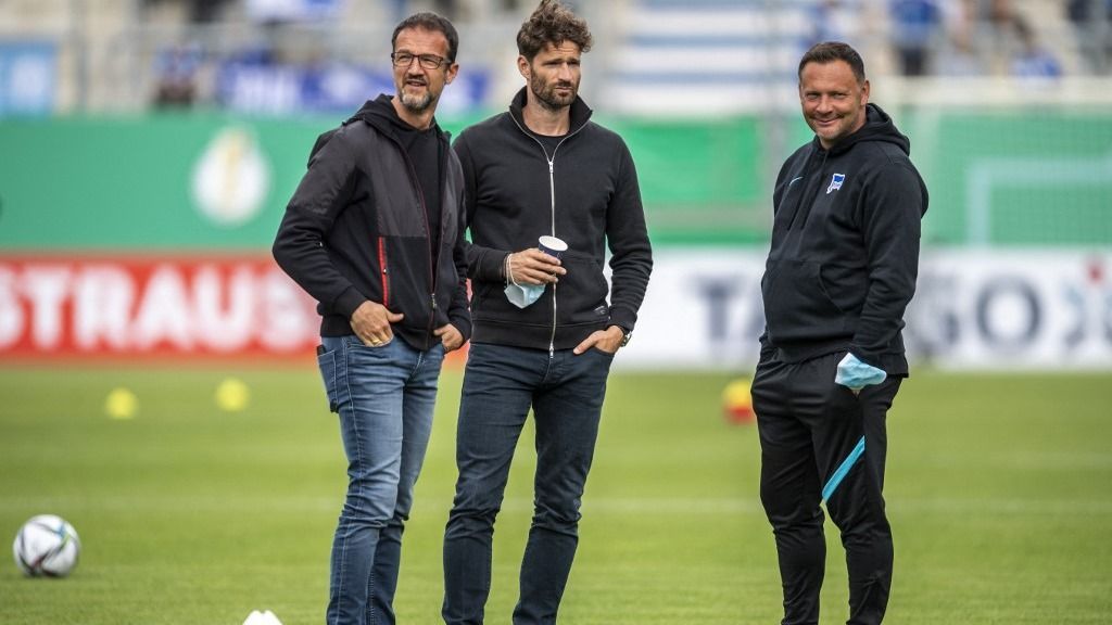 Hertha BSC, Fredi Bobic, Arne Friedrich és Dárdai Pál (b-j) egy 2021-es felvételen (Fotó: dpa Picture-Alliance via AFP/David Inderlied), 08 August 2021, Lower Saxony, Meppen: Football: DFB Cup, 1st round SV Meppen - Hertha BSC Berlin, at the Hänsch Arena. Berlin's managing director Fredi Bobic (l-r), sports director Arne Friedrich and coach Pal Dardai stand together. IMPORTANT NOTE: In accordance with the regulations of the DFL Deutsche Fußball Liga and the DFB Deutscher Fußball-Bund (German Football Association), it is prohibited to use or have used photographs taken in the stadium and/or of the match in the form of sequence pictures and/or video-like photo series. Photo: David Inderlied/dpa - IMPORTANT NOTE: In accordance with the regulations of the DFL Deutsche Fußball Liga and/or the DFB Deutscher Fußball-Bund, it is prohibited to use or have used photographs taken in the stadium and/or of the match in the form of sequence pictures and/or video-like photo series. (Photo by David Inderlied / dpa Picture-Alliance via AFP)