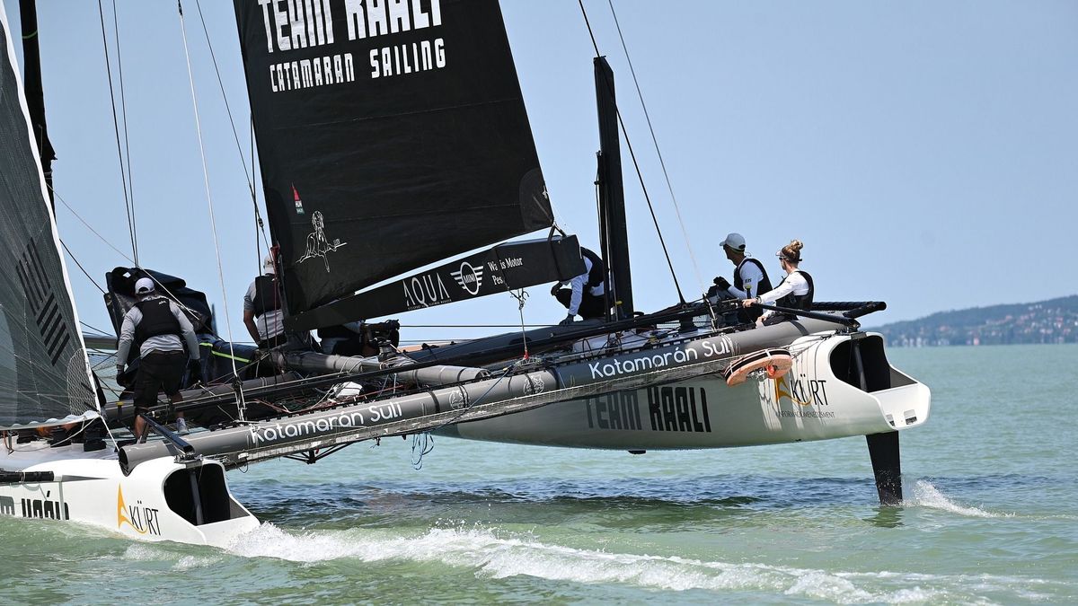 A Kürt – Team Kaáli katamaránja gyorsan szeli a habokat a Balatonon.