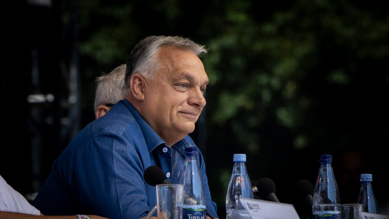 A Miniszterelnöki Kommunikációs Főosztály által közreadott képen Orbán Viktor miniszterelnök előadást tart a 34. Bálványosi Nyári Szabadegyetem és Diáktáborban az erdélyi Tusnádfürdőn 2025. július 26-án (Fotó: MTI/Miniszterelnöki Kommunikációs Főosztály/F