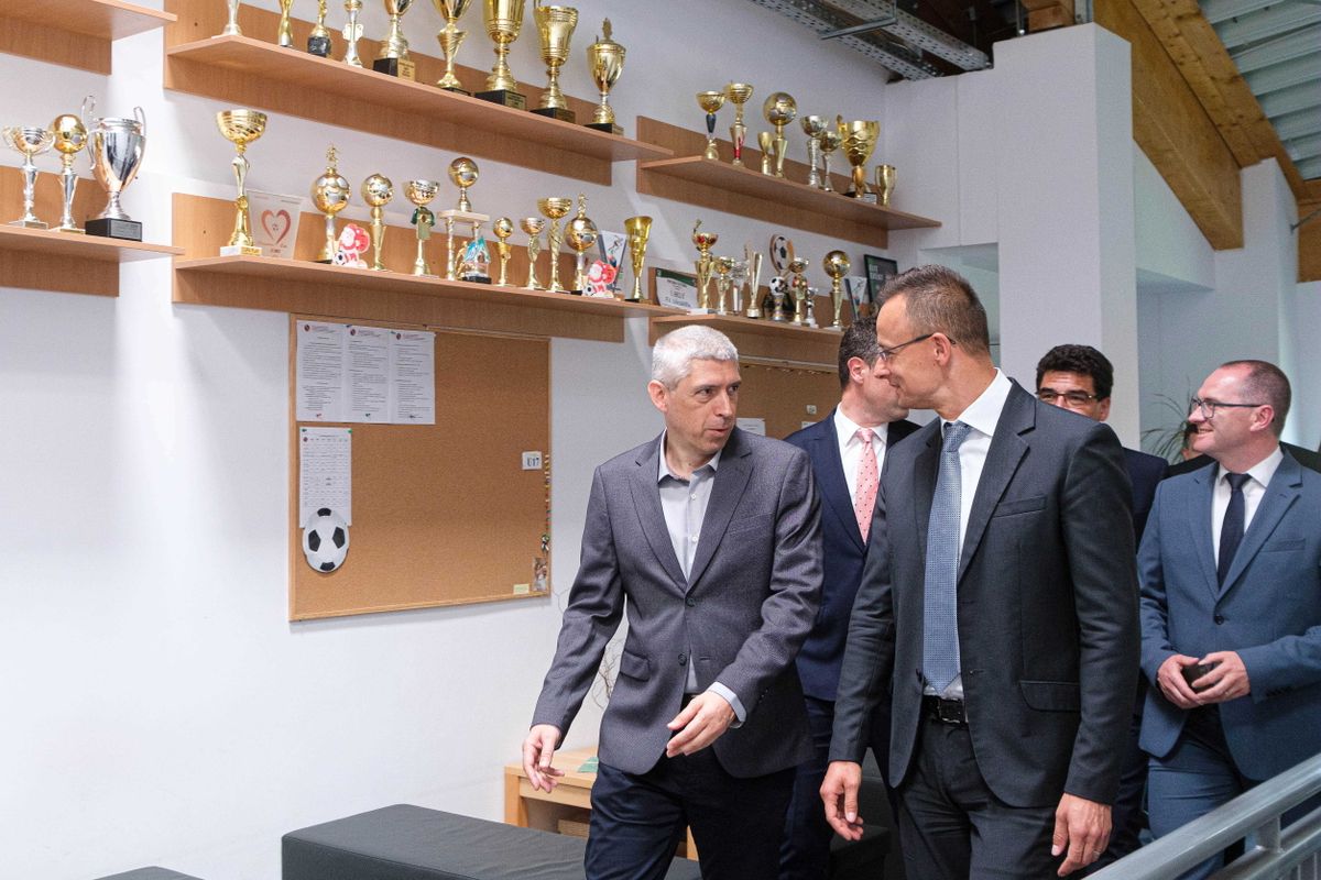 Szondy Zoltán, az FK Csíkszereda elnöke (balra) Szijjártó Péter külgazdasági és külügyminiszter társaságában