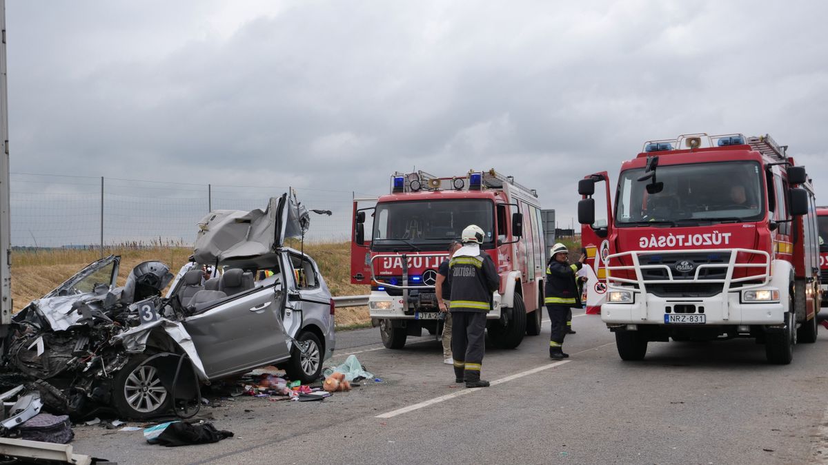 Megrázó helyszíni fotókon az M1-es autópályán történt tragikus baleset roncsai