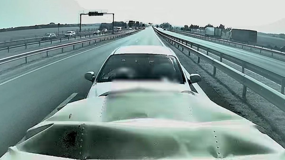 Fékezés nélkül hajtottak az energiaelnyelőnek, totálkáros autó lett a jutalmuk + videó
