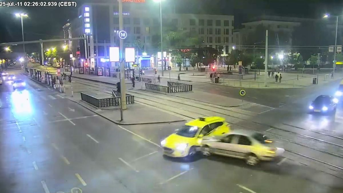 Ámokfutás Budapesten: taxival ütközött egy eltiltott sofőr, a villamosmegállóban kapták el + videó