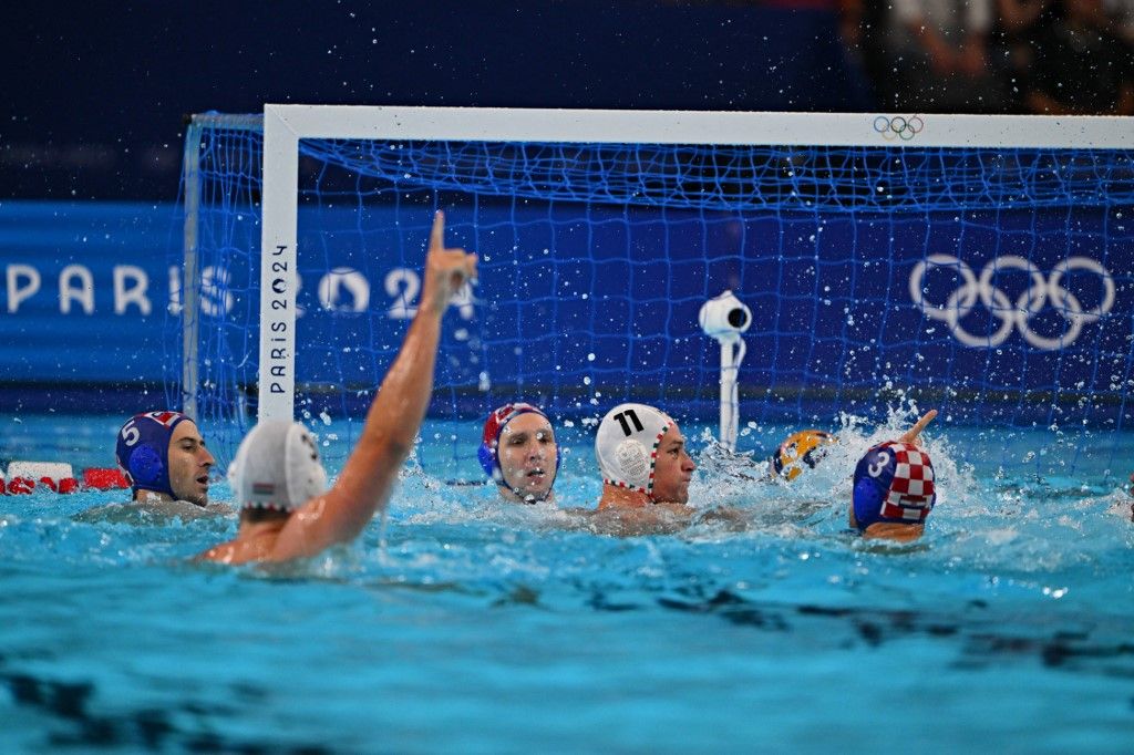A párizsi olimpia elődöntőjében egy góllal győzött Horvátország, vízilabda, Horvátország, Magyarország, válogatott, olimpia, Hungary's #11 Szilard Jansik (C) celebrates after scoring in the men's water polo semifinal match between Hungary and Croatia during the Paris 2024 Olympic Games at the Paris La Defense Arena in Paris on August 9, 2024. (Photo by Andreas SOLARO / AFP)