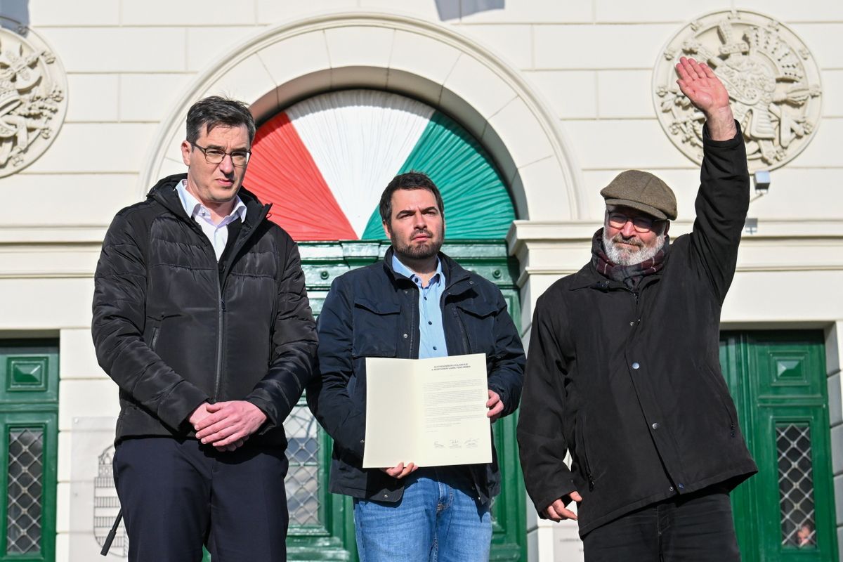 Budapest, 2024. április 17.
Karácsony Gergely főpolgármester (b), Pikó András (Momentum-DK-MSZP-Párbeszéd-LMP), Józsefváros polgármestere (k) és Jámbor András, a Párbeszéd józsefvárosi-ferencvárosi országgyűlési képviselője az egyes VIII. kerületi önkormányzati lakások tervezett állami kisajátításáról rendelkező törvénymódosítás ellen tartott tüntetésen a Nemzeti Közszolgálati Egyetem épülete előtt 2024. április 17-én.
MTI/Illyés Tibor